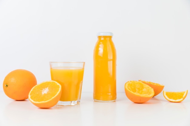 Skład przedniego widoku świeżego soku pomarańczowego