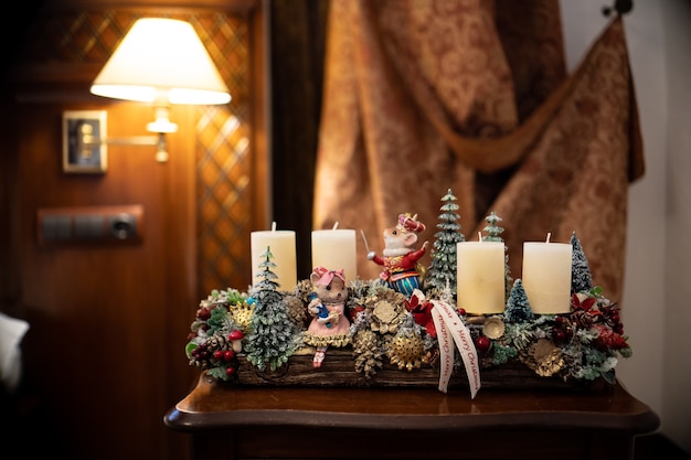 Zdjęcie skład stołu bożonarodzeniowego. piękna ozdoba. choinki, świece, gwiazdki, lampki i eleganckie dodatki. wesołych świąt i wesołych świąt, szablon.