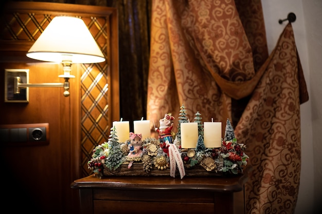 Skład świątecznego stołu. Piękna ozdoba. Choinki, świece, gwiazdki, lampki i eleganckie dodatki. Wesołych Świąt i Wesołych Świąt, szablon.