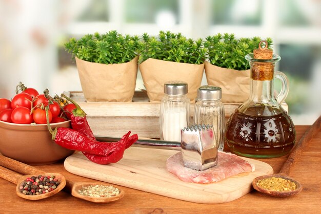Skład warzyw surowego mięsa i przypraw na drewnianym stole zbliżenie