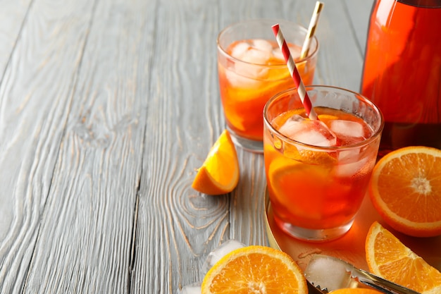 Skład Z Koktajlem Aperol Spritz Na Podłoże Drewniane