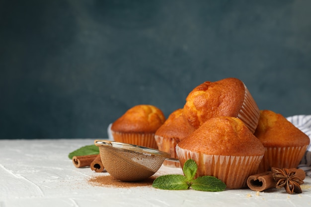 Skład z muffins i cynamonem na białym tle