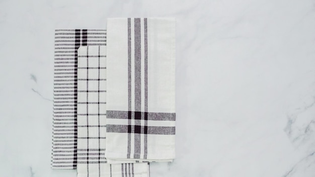 Składane czarno-białe ręczniki papierowe wzorzyste na marmurowej powierzchni.
