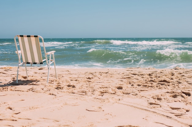 Składane krzesło sam plaża wiosna morze falami