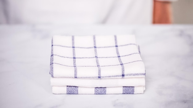 Składane ręczniki papierowe w niebiesko-białe wzory na marmurowej powierzchni.