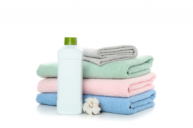 Składane Ręczniki, Płyn Do Prania I Bawełna Na Białym Tle