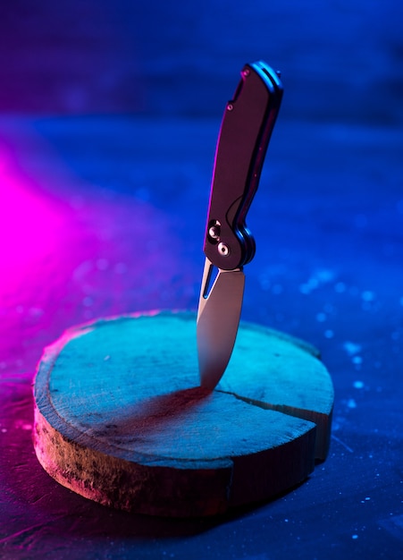 Składany piękny nóż, modne kolory neonowe zadymione tło