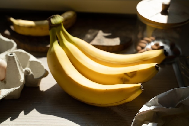 Zdjęcie składniki do ciasta bananowego widok z góry na drewnianym stole