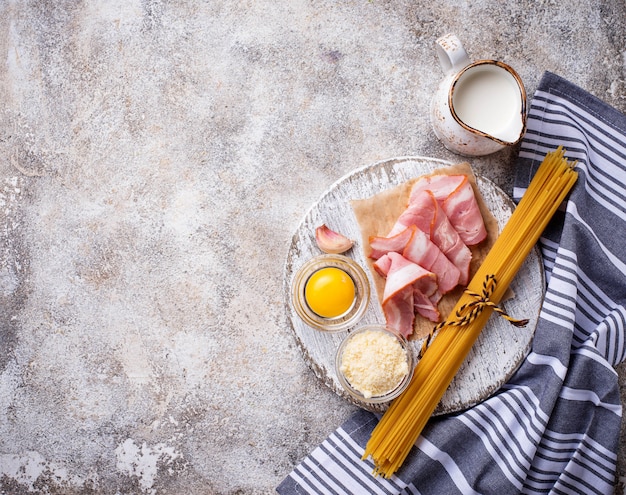 Składniki do gotowania makaronu Carbonara