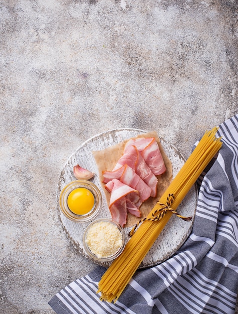 Składniki do gotowania makaronu Carbonara