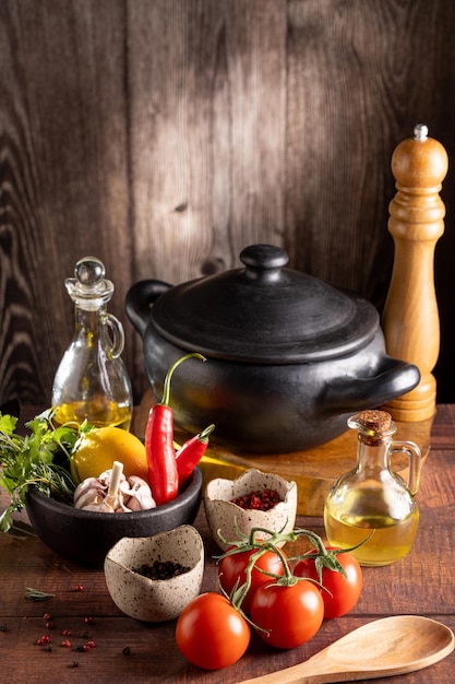 Zdjęcie składniki do gotowania na stole pomidory papryka czosnek zioła olej i przyprawy