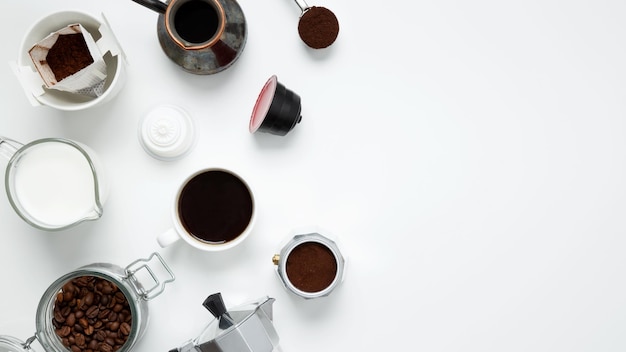 Zdjęcie składniki do przygotowywania kawy różne sposoby przygotowywania kawy gejzer moka maker metal