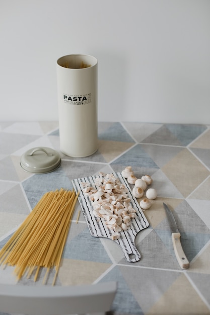 Składniki Do Robienia Makaronu Z Grzybami Na Kuchennym Stole W Domu Domowe Niegotowane Spaghetti