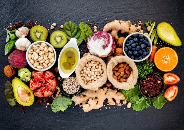 Zdjęcie składniki do wyboru zdrowej żywności. koncepcja zdrowej żywności