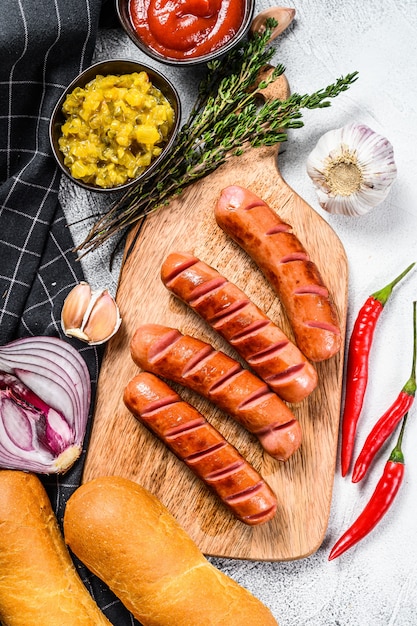 Składniki na hot dogi na białym stole