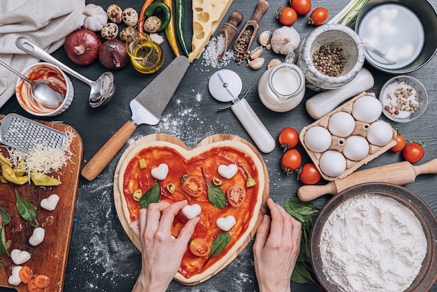 Składniki na klasyczną włoską pizzę