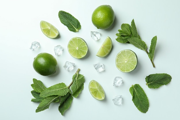 Składniki na koktajl mojito na białym tle