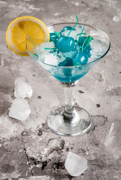 Zdjęcie składniki na niebieski koktajl alkoholowy