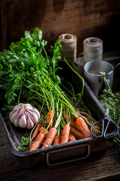 Składniki na pieczone domowe warzywa z warzyw i tymianku
