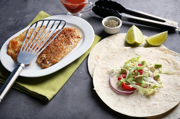 Zdjęcie składniki na rybne tacos na stole