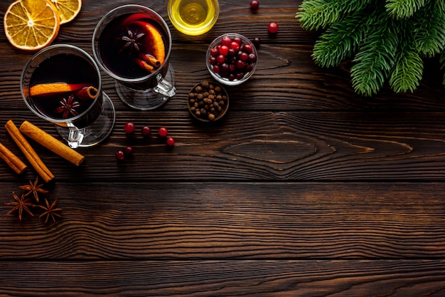 Składniki przepisu na grzane wino na świąteczny gorący napój w kieliszkach