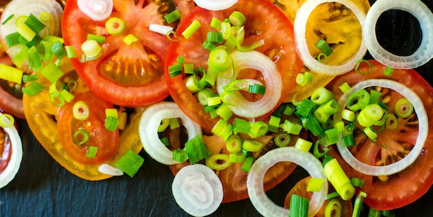 Składniki sałatki warzywnej - pomidory, ogórki, cebula i warzywa