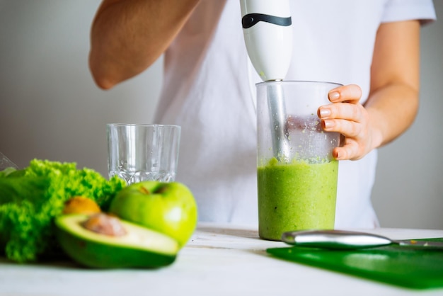 składniki smoothie z przodu kobieta robiąca smoothie na tle koncepcja żywności zdrowotnej