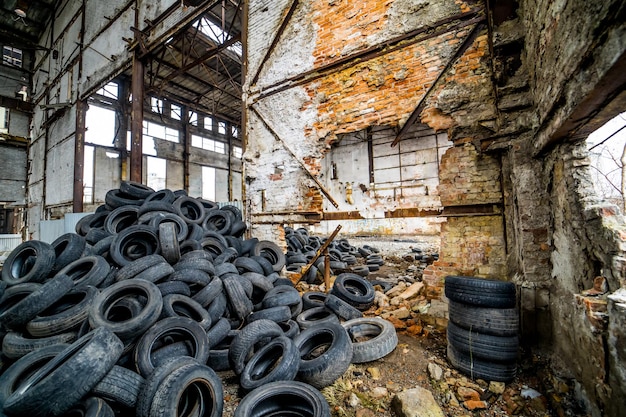 Zdjęcie składowanie starych opon i opon do recyklingu utylizacja zużytych opon