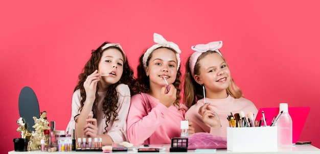 Sklep kosmetyczny Szczęśliwe dziewczyny robiące makijaż Siostry bawią się kosmetykami Kosmetyki dla dzieci Spa party Salon piękności Siostrzane szczęście Pielęgnacja skóry Makijaż dla dzieci Uroda i moda Hobby i zabawa
