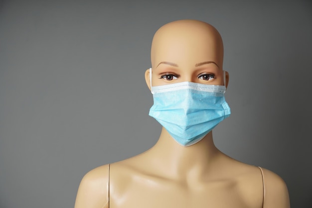 Sklep manekin wystawowy lub wystaw głowę manekina w medycznej masce na twarz
