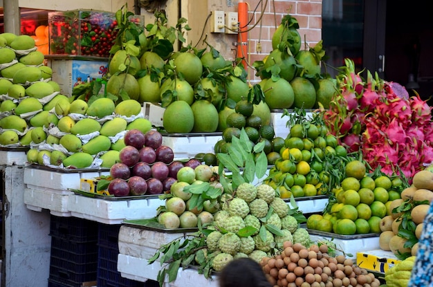 Sklep z owocami lub warzywniak na ulicy na sprzedaż w pobliżu targu Ben Thanh 24 stycznia 2016 r. w Ho Chi Minh w Wietnamie