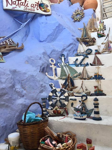 Zdjęcie sklep z pamiątkami w symi tradycyjne gits drewniane łodzie i kotwice lokalne rzemiosło pamiątki turystyczne
