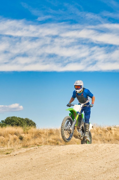 Skoki rider motocross.