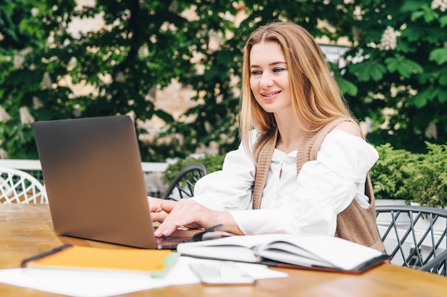 Skoncentrowana Blond Copywriterka Pracująca Nad Kreatywnym Zadaniem