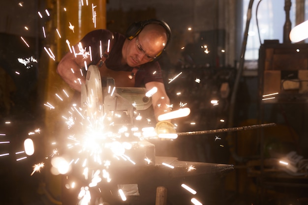 Skoncentrowana Metalowa Sztabka Do Cięcia