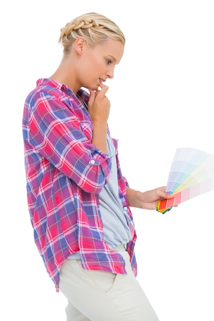 Skoncentrowana młoda kobieta patrzeje colour mapy
