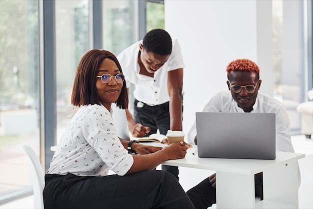 Skoncentrowani na projekcie przy użyciu laptopa Grupa afroamerykańskich biznesmenów pracujących razem w biurze