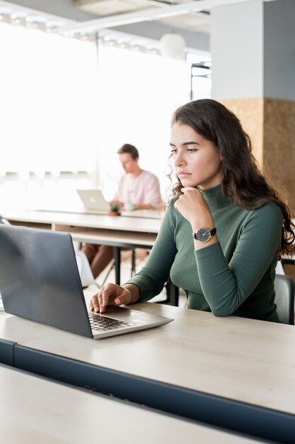 Skoncentrowany Uczeń Analizuje Informację Na Laptopie