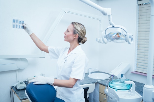 Skoncentrowany żeński Dentysta Patrzeje Promieniowanie Rentgenowskie