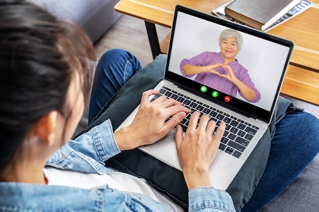 Skoncentruj się na ekranie ze szczęśliwą starszą kobietą lub matką prowadzącą rozmowę wideo z dorosłą młodą córką, rozmawiającą na czacie, komunikującą się online za pomocą aplikacji komputerowej, przebywającą w domu podczas kwarantanny.