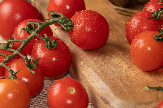 Skoncentruj się na świeżych pomidorach koktajlowych