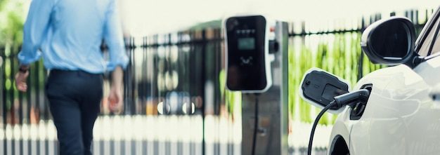Zdjęcie skoncentruj się zbliżenie ev ładowania akumulatora samochodu w publicznej stacji ładowania