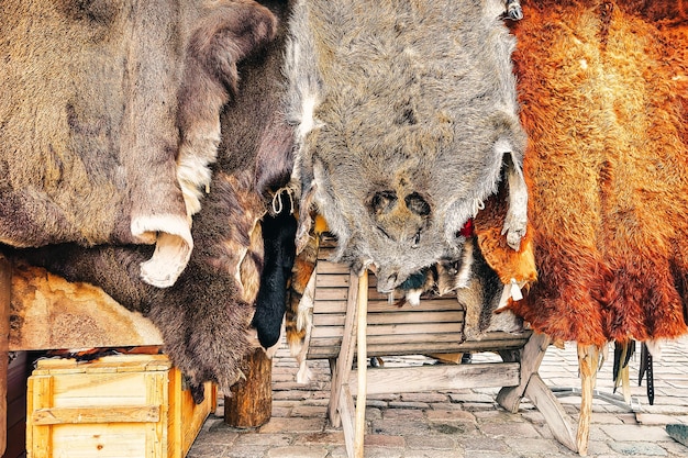 Skóra zwierzęca na wystawie w sprzedaży na jarmarku bożonarodzeniowym zimą Ryga na Łotwie.