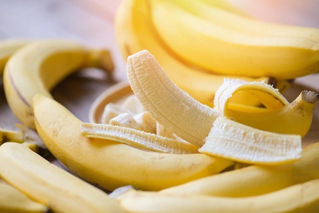 Skórka bananowa na żółtym tle dojrzałe owoce skórki bananowej na podłodze kiść bananów