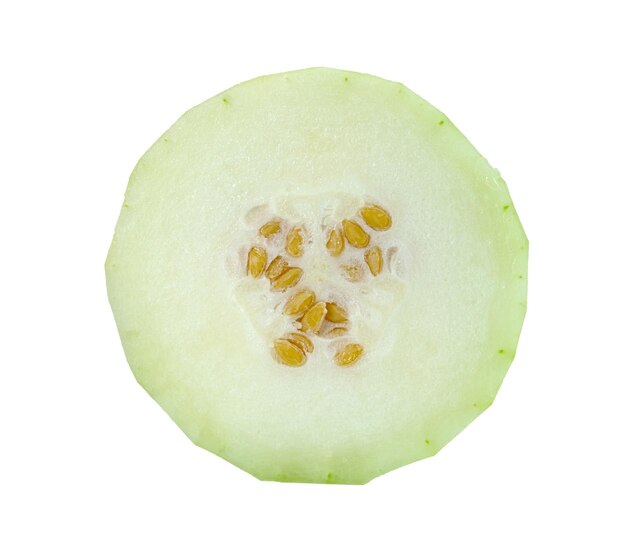 skórkowany melon zimowy pocięty na kawałki na białym tle