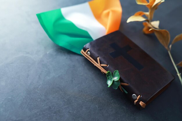 Skórzana Biblia na stole Religijne Chrześcijańskie Święto Irlandzkie Czterolistna koniczyna symbol szczęścia