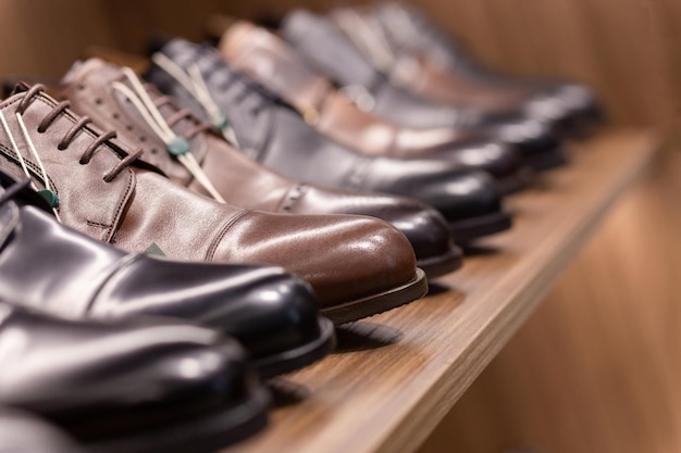 Skórzane buty stały w kolejce na sklepowych półkach