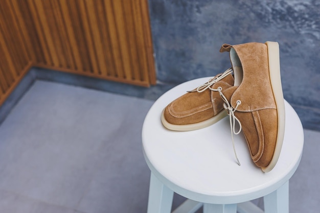 Skórzane zamszowe brązowe buty damskie zbliżenie Nowa kolekcja damskich letnich skórzanych butów