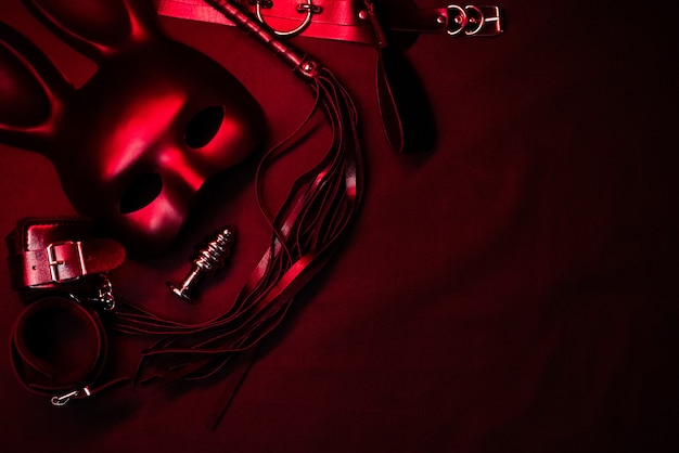 Zdjęcie skórzany bicz, kajdanki, dławik, maska i metalowy korek analny do seksu bdsm z poddaniem się i dominacją