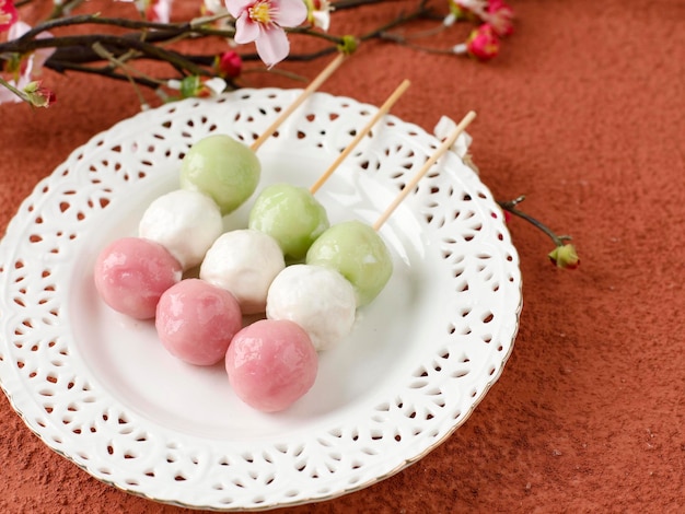 Skośne Sanshoku Dango Lub Trzy Kolorowe Pierogi Popularne Japońskie Azjatyckie Desery Na Białym Talerzu, Miejsce Na Tekst